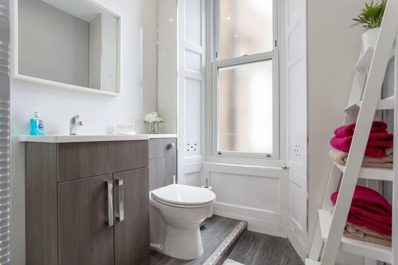 Stunning 2-Bed Apartment In Central เอดินบะระ ภายนอก รูปภาพ